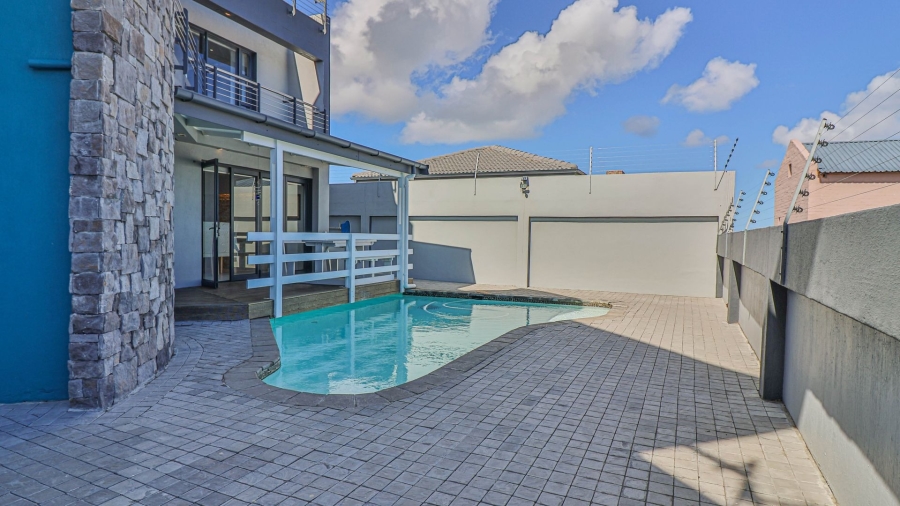 4 Bedroom Property for Sale in Perlemoenbaai Western Cape
